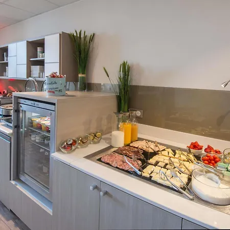 Отель Mercure Marche Aux Fleurs 4*